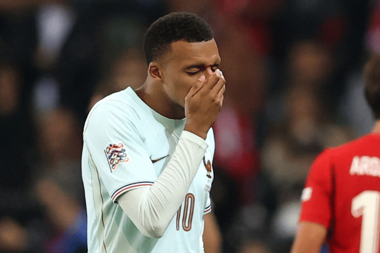 Mbappé abandona Francia por una lesión tendinosa y vuelve a Madrid Mbappé abandona Francia por una lesión tendinosa