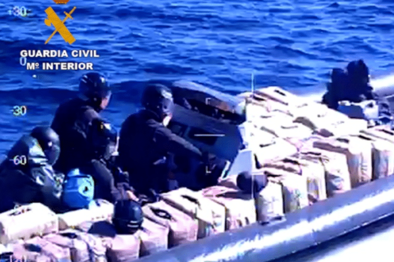 Una narcolancha embiste a la Guardia Civil en Murcia y deja tres agentes heridos Una narcolancha embiste a la Guardia Civil en Murcia