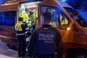 Una policía abate a un hombre armado que retenía a dos ancianos en Madrid Una policía abate a un hombre armado