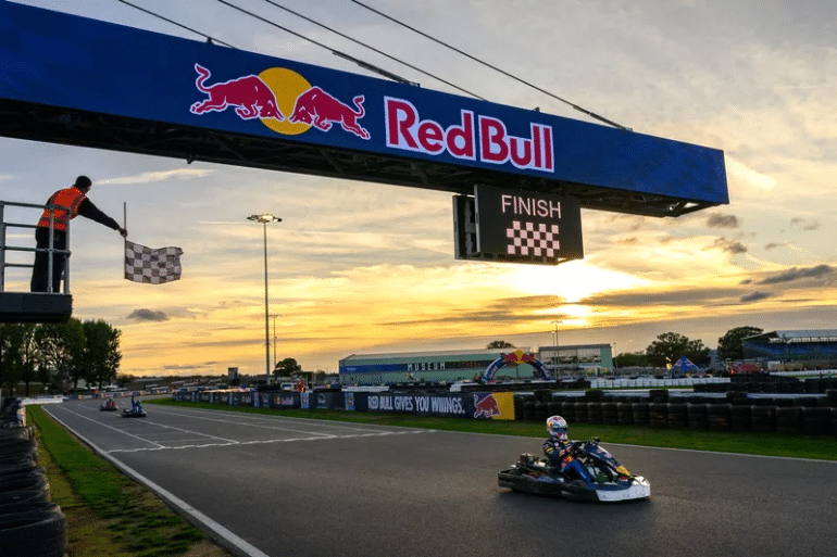Verstappen arrasa contra 100 pilotos: necesitó solo 14 vueltas para adelantarlos a todos Verstappen arrasa contra 100 pilotos