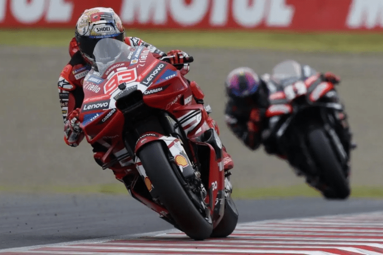 Marc Márquez gana en Motegi y se queda a dos puntos de Jorge Martín