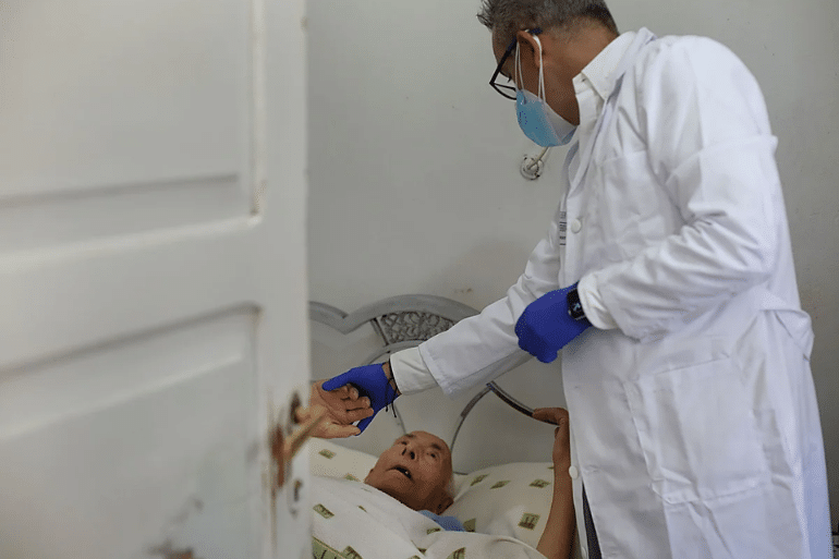 Galicia pagará más a los médicos con bebés y ancianos en sus cupos