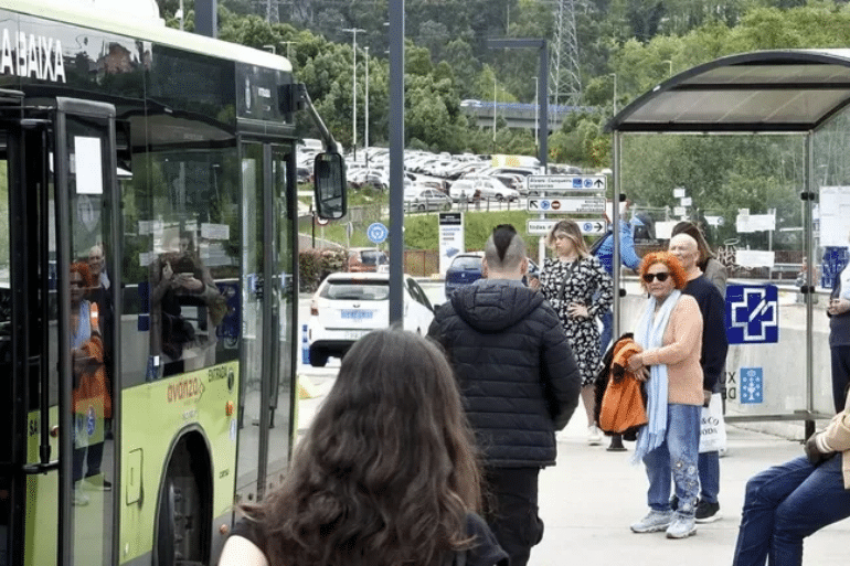 Galicia: casi un millón de vecinos tarda más de 90 minutos en llegar al hospital en transporte público Casi un millón de gallegos tarda más de 90 minutos en llegar al hospital en transporte público. La falta de conexiones agrava la dependencia del coche.