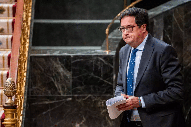 Funcionarios: los sindicatos exigen blindar la subida del 4,5 % en 2027