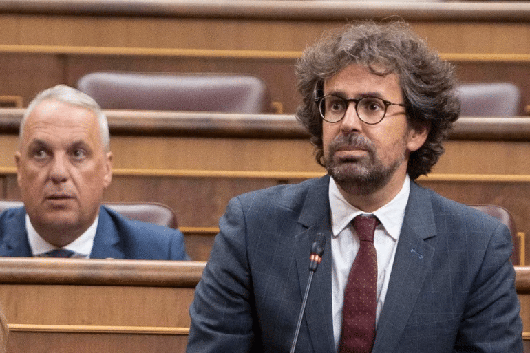 Vicente Montávez asciende en el PSOE mientras crecen las preguntas por sus mensajes con Koldo
