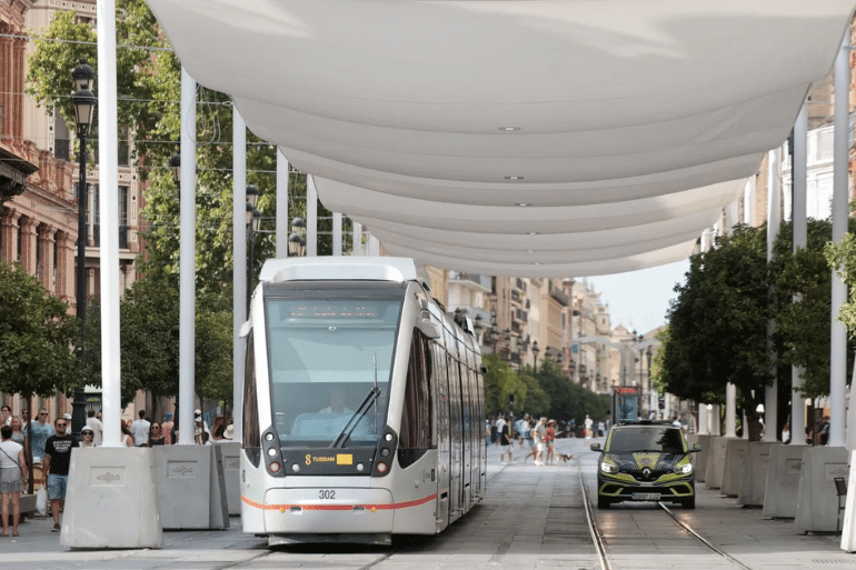 Sevilla paga 8.992 euros por el fracaso de los toldos de la Avenida de la Constitución