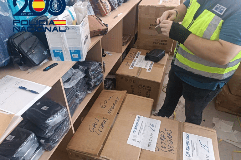 Dos detenidos en Sevilla por vender falsificaciones de lujo por 46.000 euros