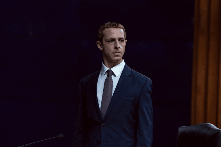 ‘El poder de la red’: Jeremy Strong convierte a Zuckerberg en una caricatura