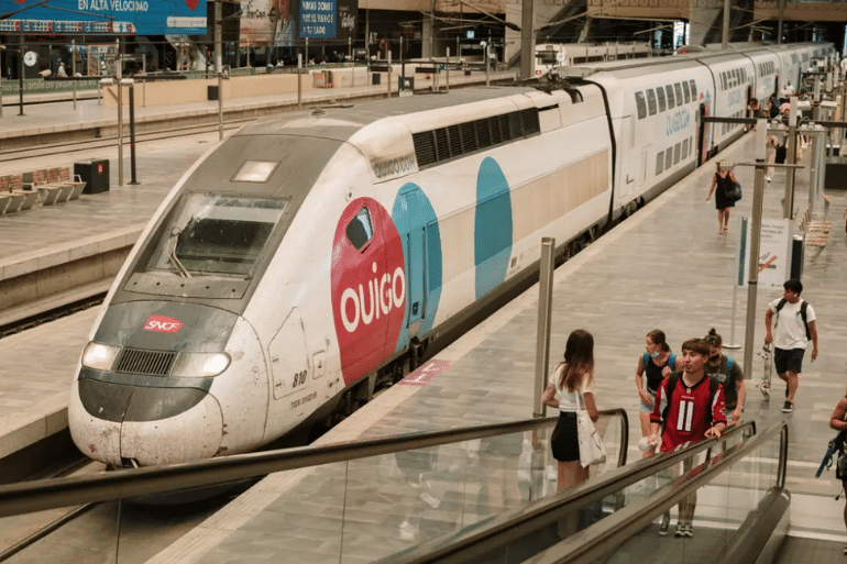 Ouigo cancela sus trenes en pleno puente y deja a 20.000 viajeros afectados