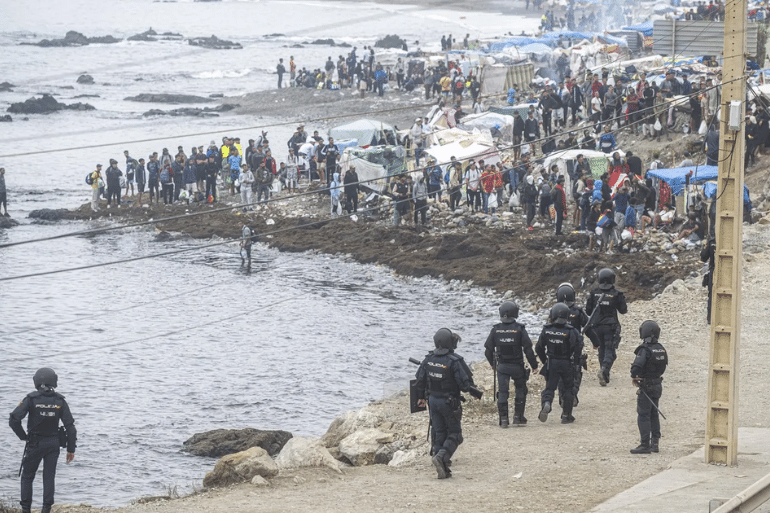 Un testigo de la entrada masiva en Ceuta teme por su vida tras colaborar con la Policía