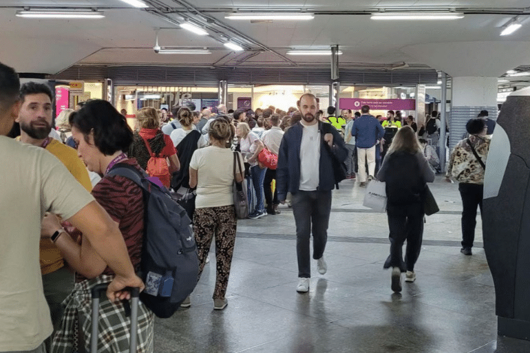 Caos ferroviario tras el incendio de un AVE: siguen los retrasos en Madrid-Barcelona