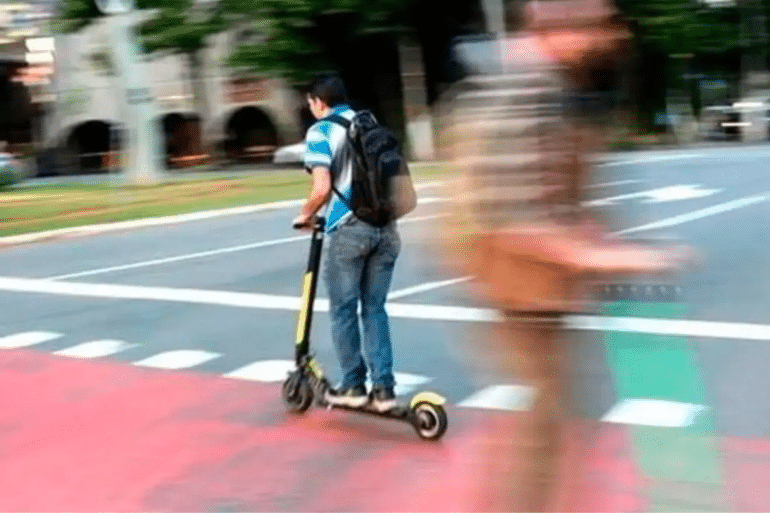 Muere una menor de 17 años tras caer de un patinete en Málaga