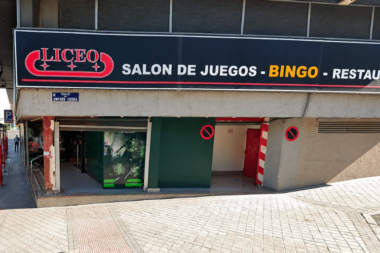 Atraco armado en Usera: huyen con 900 euros y chocan con un autobús