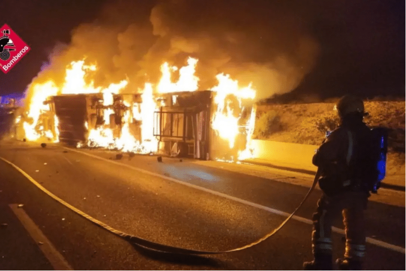Muere un camionero tras volcar e incendiarse su tráiler en Villena