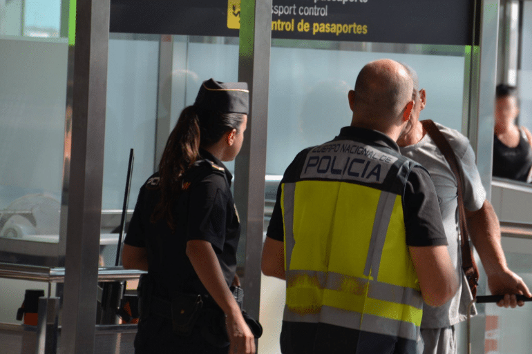La Policía detiene a dos jóvenes por falsas amenazas de bomba en aeropuertos