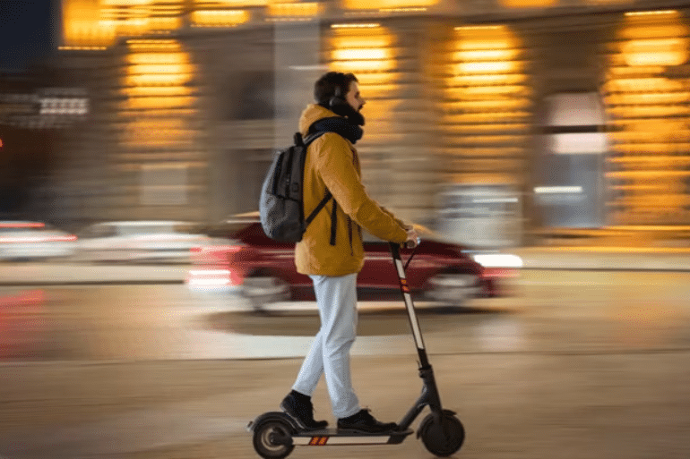 Patinetes eléctricos: edad mínima de 15 años, casco obligatorio y multas de 200 euros