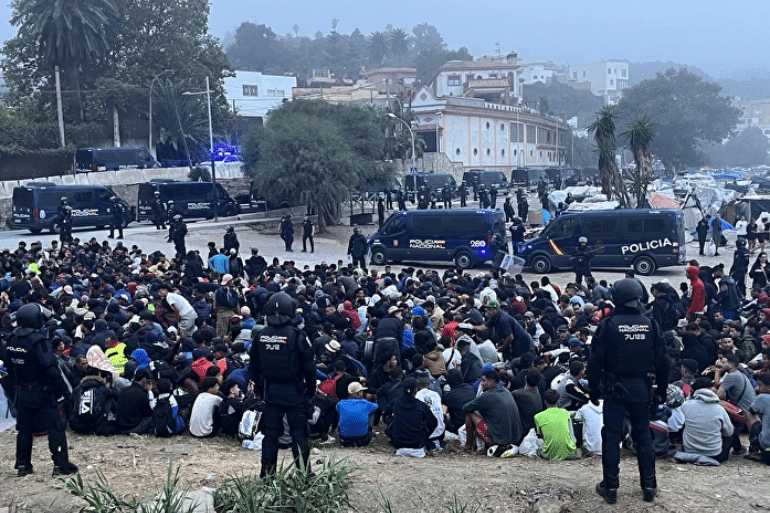 Más de 350 policías y tres blindados desalojan una playa de Ceuta Más de 350 policías y tres blindados desalojan una playa de Ceuta